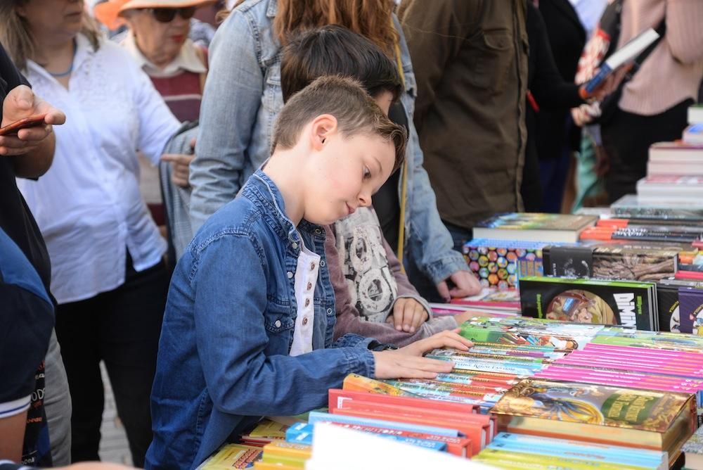 Palma se viste de libros por Sant Jordi