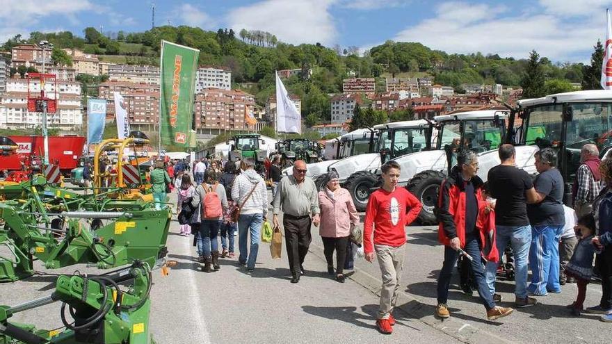 Maquinaria en el exterior del recinto ferial de Tineo en la pasada edición de la Feria de Muestras.