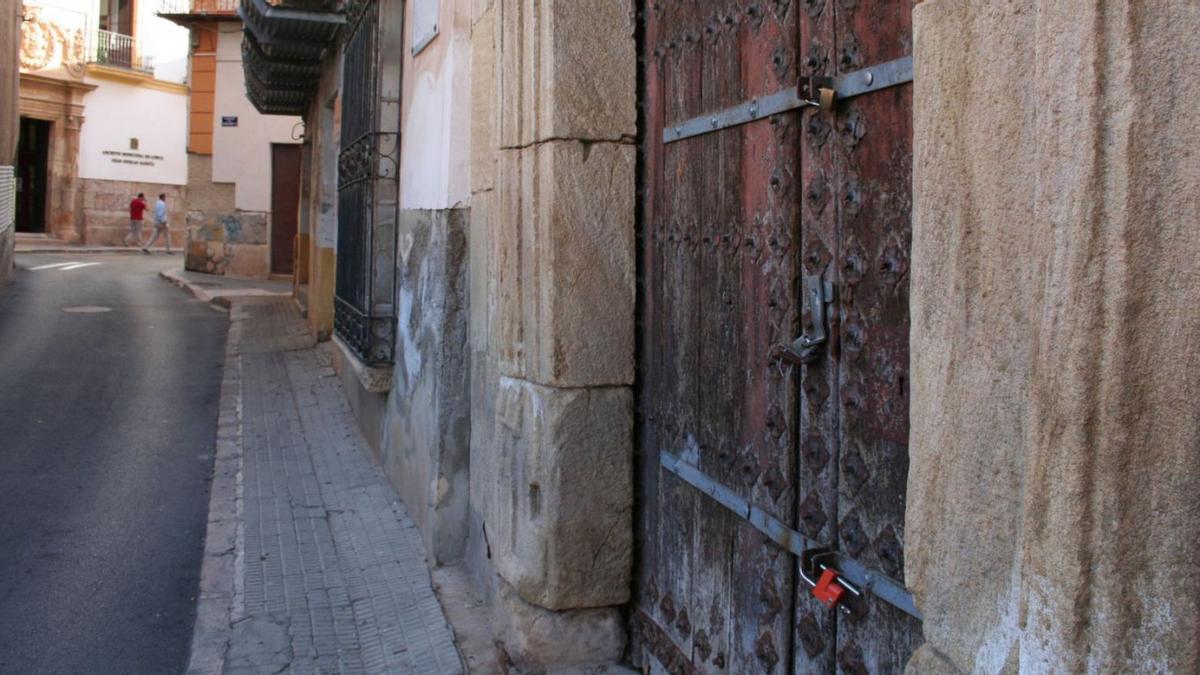 La puerta de una casa señorial de la calle Selgas con barras de acero y candados. | PILAR WALS