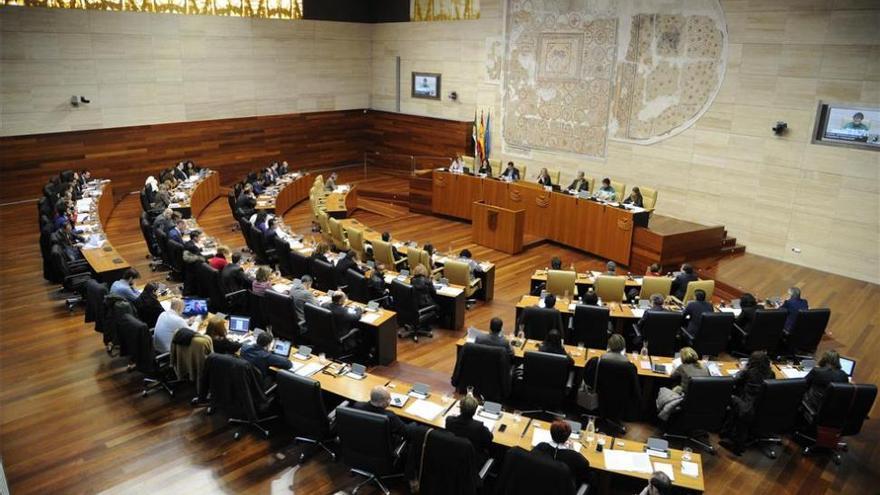 La congelación salarial de los altos cargo es el primer acuerdo del pleno de las cuentas de Extremadura