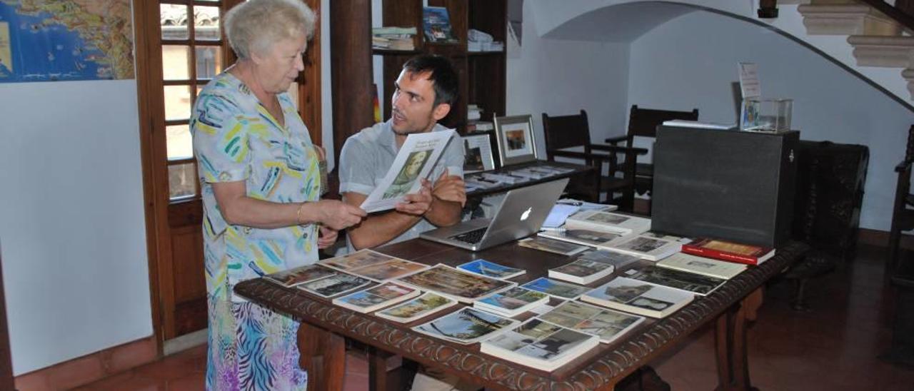 El nuevo encargado del espacio museístico da información a una señora llegada de Texas.