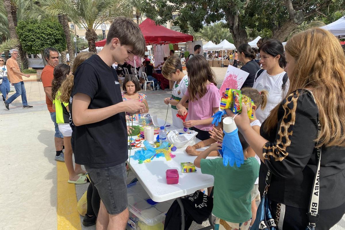Jóvenes participan en un taller en la plaza de la Torre del Gall de La Hoya este sábado