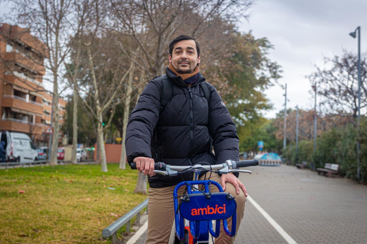 Daniel, operador de telecomunicaciones, usa por primera vez el 'bicing' metropolitano para ir de El Prat hasta Sant Just Desvern.