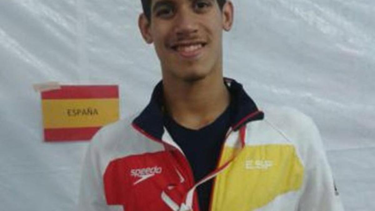 Hugo González, campeón del mundo júnior de 200 espalda en Singapur