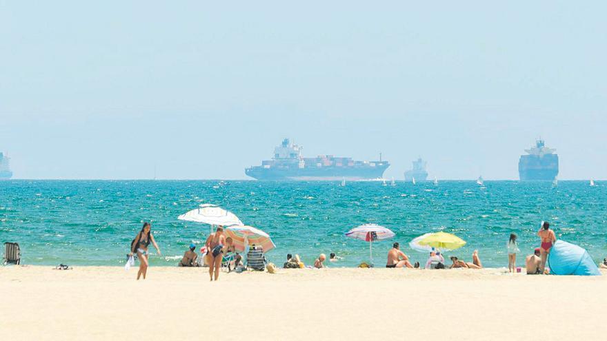 El desbloqueo de China llena la zona de fondeo de buques en València