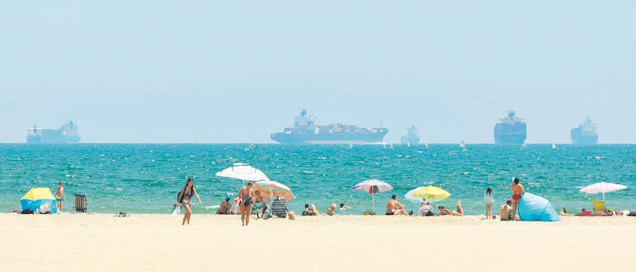 El desbloqueo de China llena la zona de fondeo de buques en València