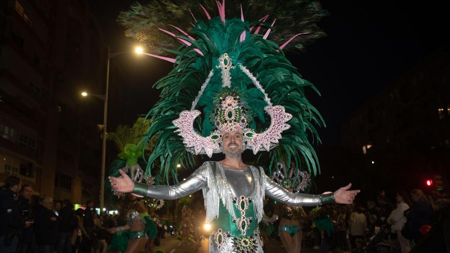 Color, plumas y brillo en el Gran Pasacalles del Carnaval de Cartagena
