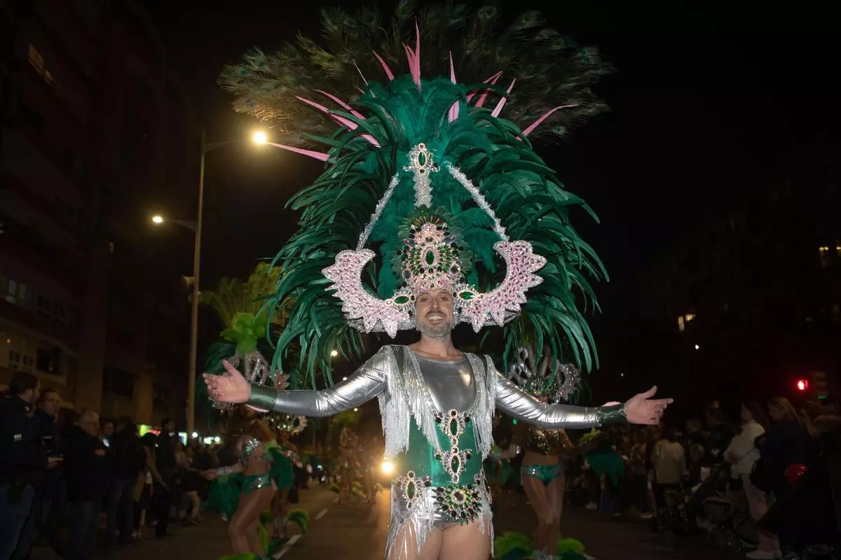 Color, plumas y brillo en el Gran Pasacalles del Carnaval de Cartagena