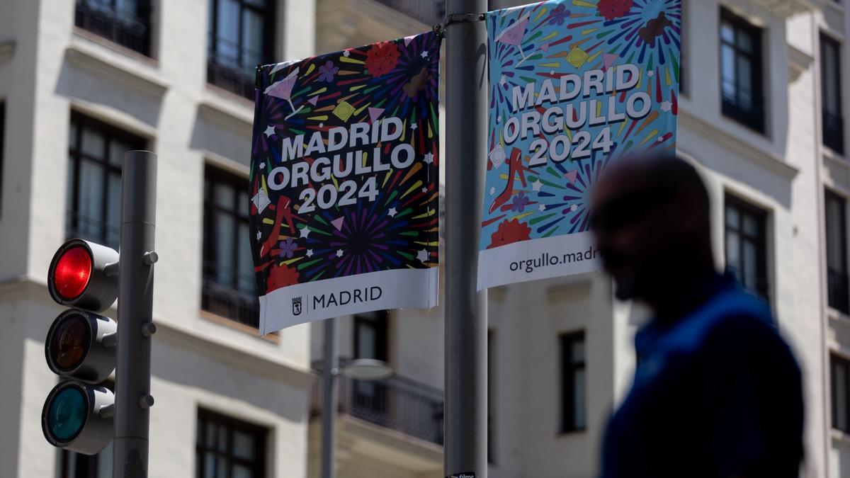 Imagen de los carteles del Orgullo ya colgados en Madrid.