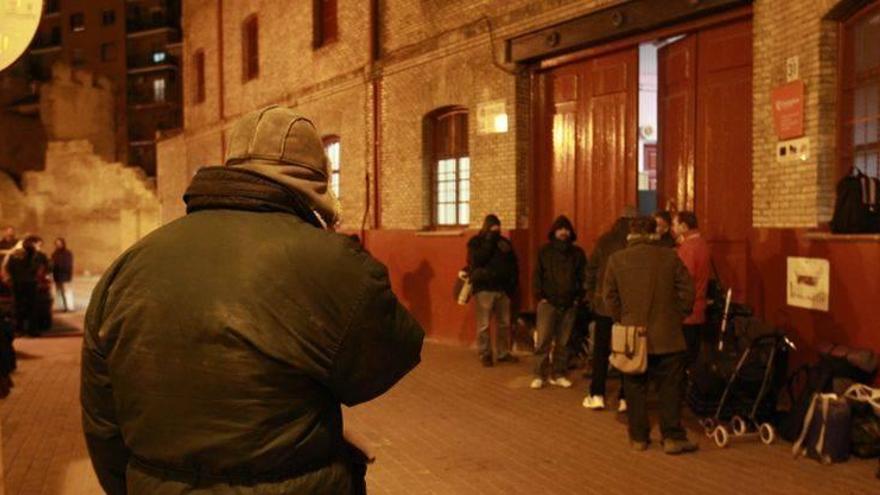 Cien voluntarios reparten esta noche kits contra el frío a personas sin hogar