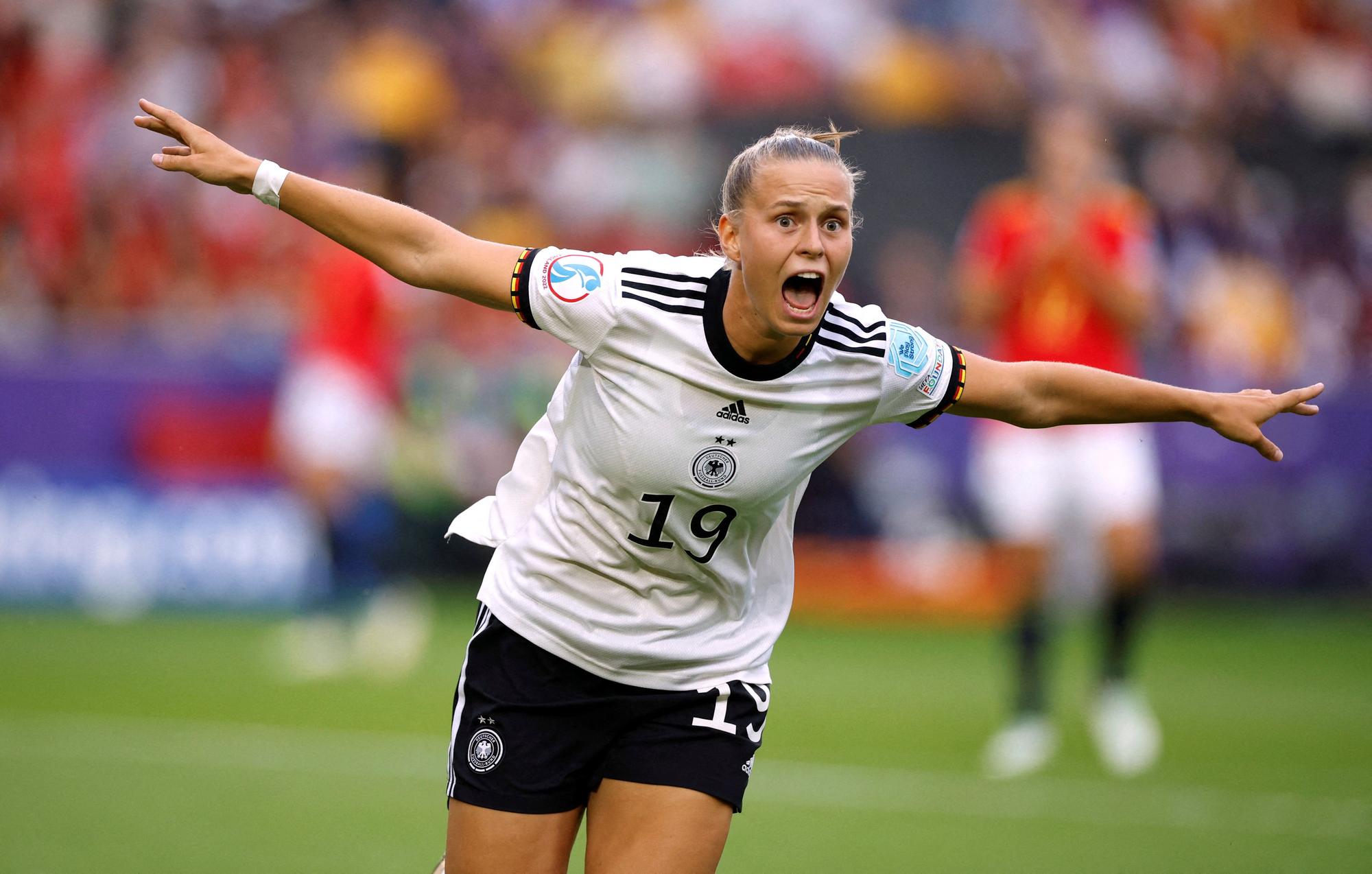 Women's Euro 2022 - Group B - Germany v Spain