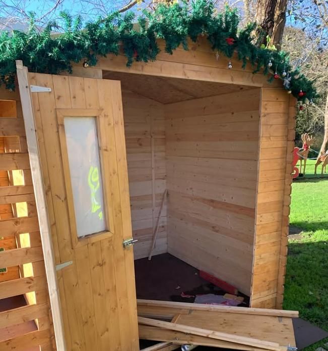 Imagen de una caseta dañada subida por el Concello a sus redes sociales.