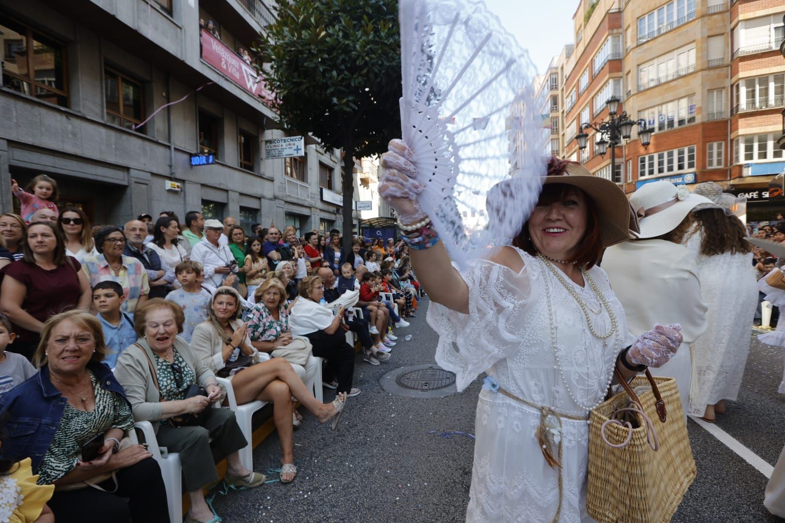 En Imágenes: El Desfile del Día de América llena las calles de Oviedo en una tarde veraniega