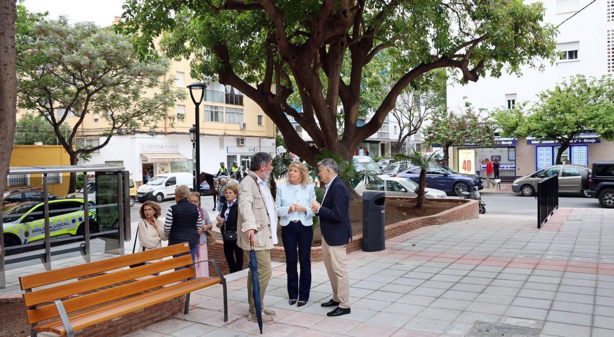 La alcaldesa, Ángeles Muñoz, durante la visita a la zona  en la que se han ejecutado las obras.