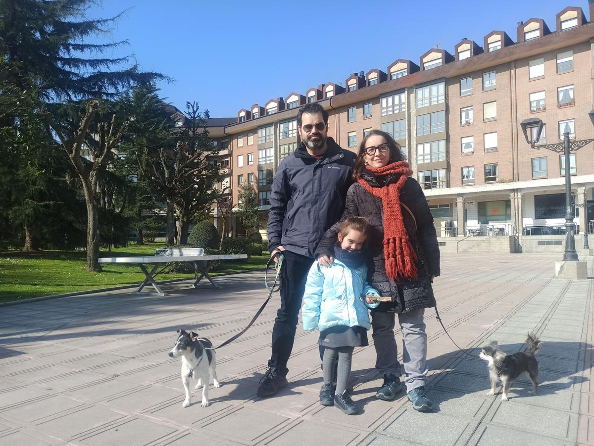 Hugo Marinera, Patricia Álvarez y Atenea Marinera con sus mascotas &quot;Indiana&quot; y &quot;Paquicaqui&quot; en Lugo.