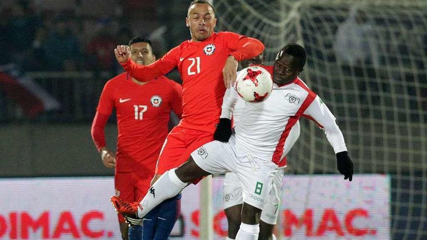 Marcelo Díaz pugNa por un balón con un rival antes de lesionarse durante el amistoso entre Chile y Burkina Fasso. // Efe