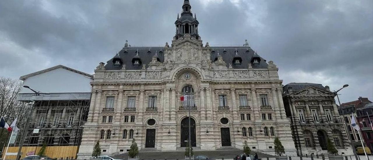 Imagen de la fachada del ayuntamiento y la Grand Place de Roubaix.