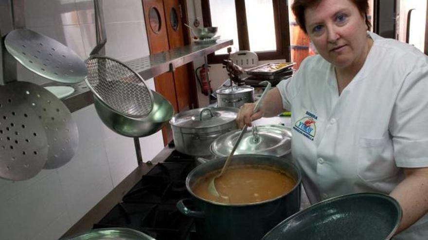 Lola Sánchez, ayer, en la cocina de su sidrería en Villalegre.