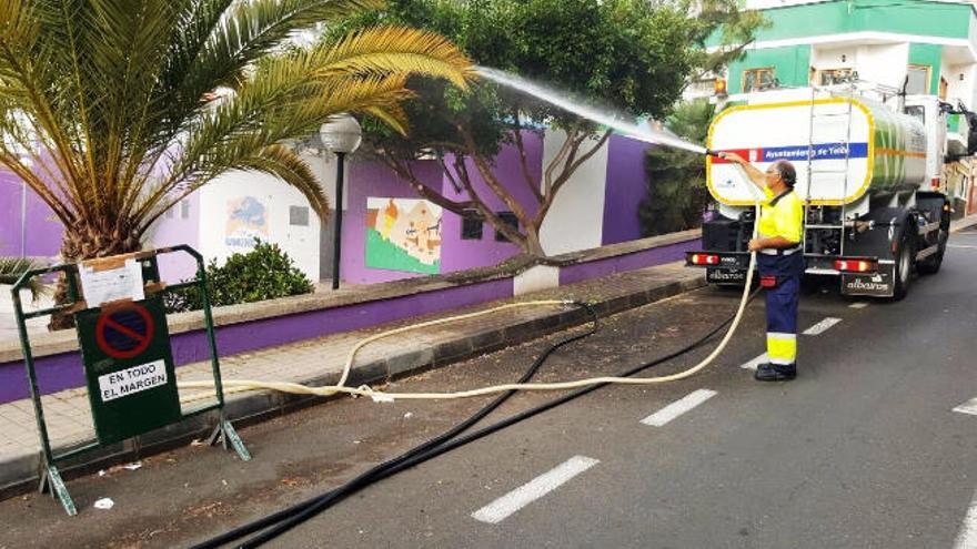 Limpieza de la plaza de La Montañeta y de la calle Costa Rica