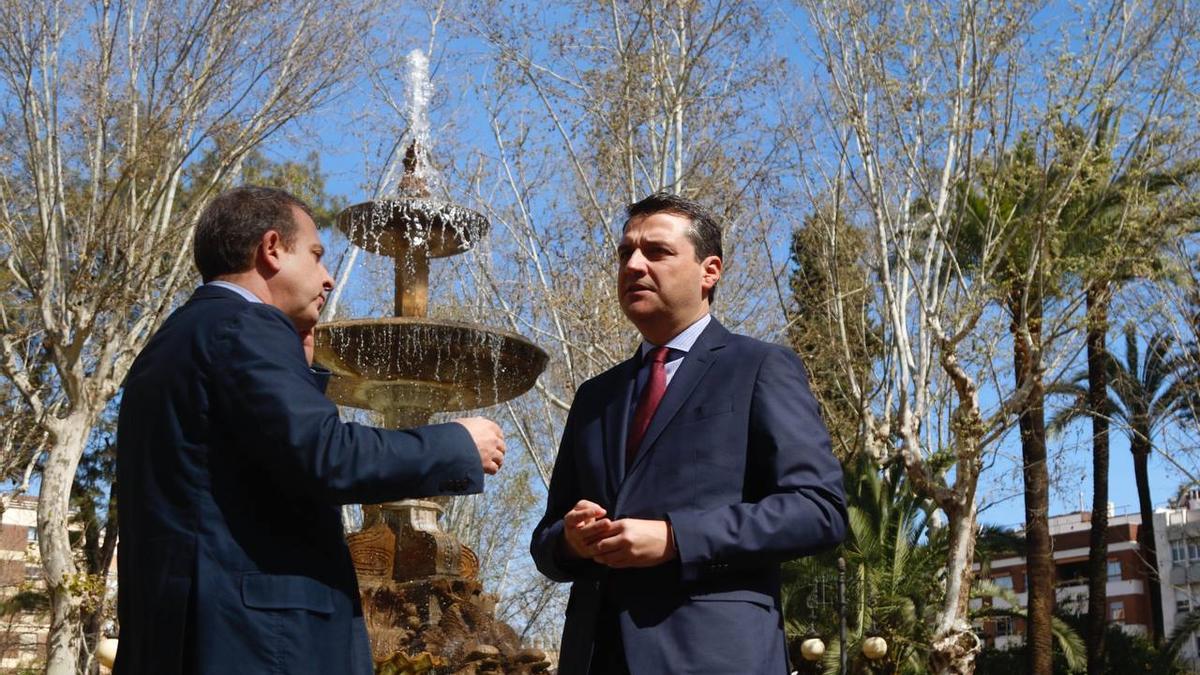 Rafael Carlos Serrano y José María Bellido, frente a la fuente central de los jardines de Colón, con agua tras varios meses sin suministro.