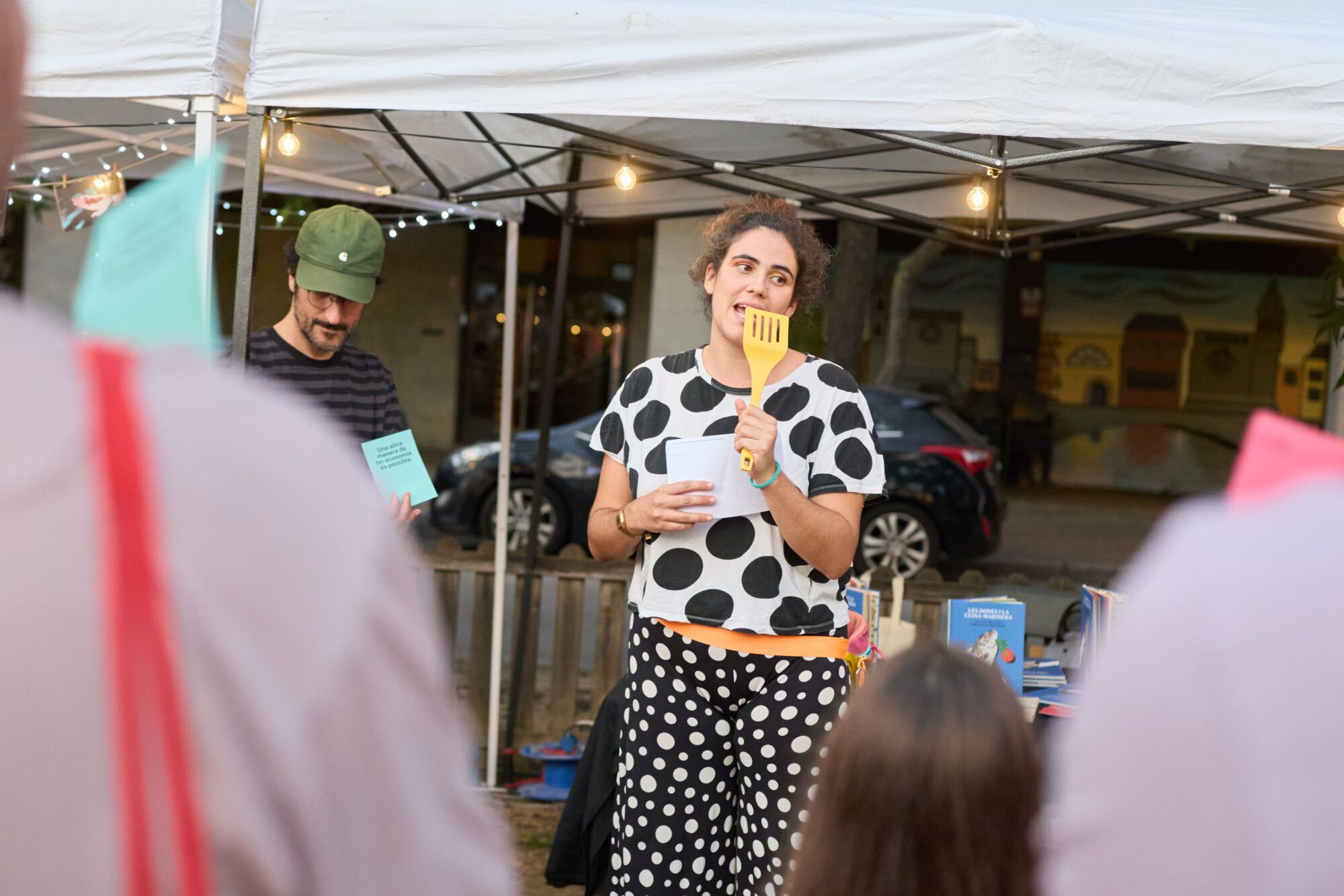 Fira La Mosquitera amb mostres d'artistes emergents, actuacions musicals i espectacles de màgia i foc.