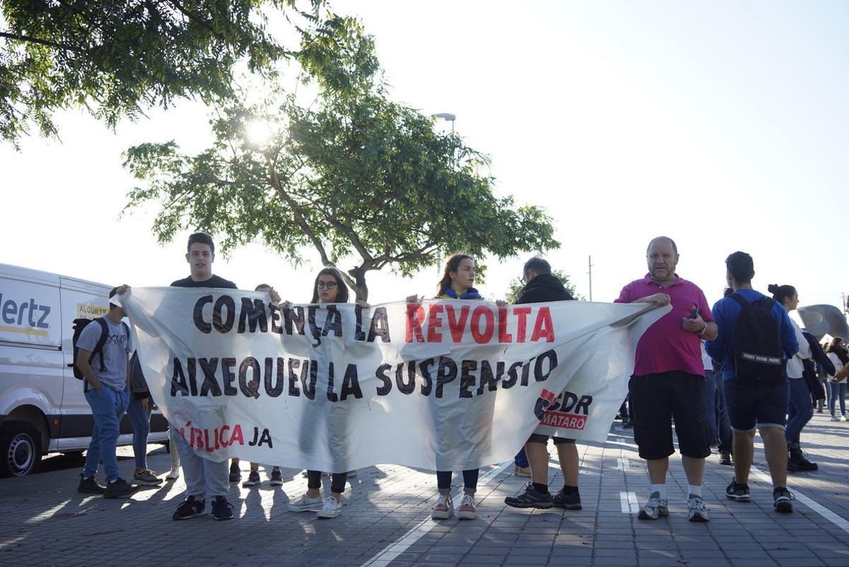 CDR de Mataró cortan vía del tren Renfe y se manifiestan.