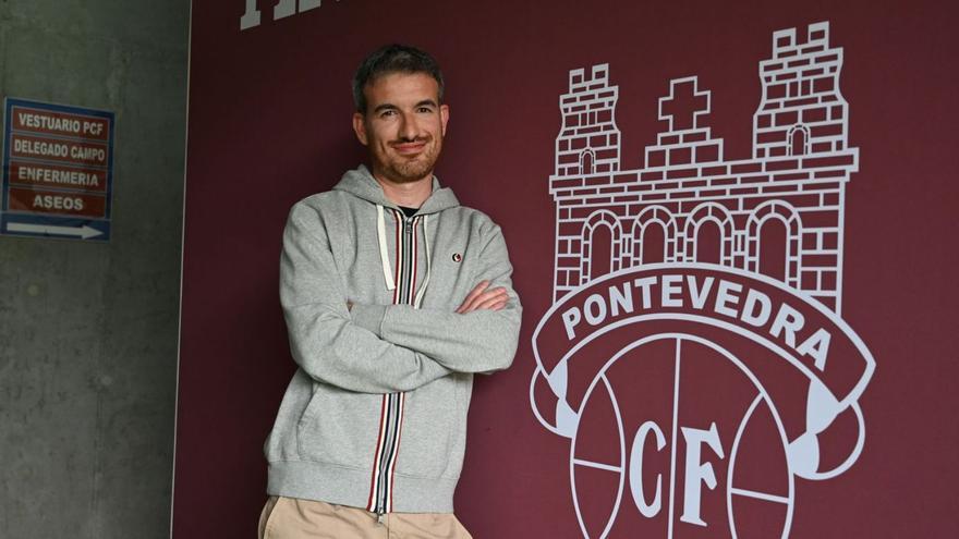 Rubén Domínguez, ayer junto al escudo del club granate. | Rafa Vázquez