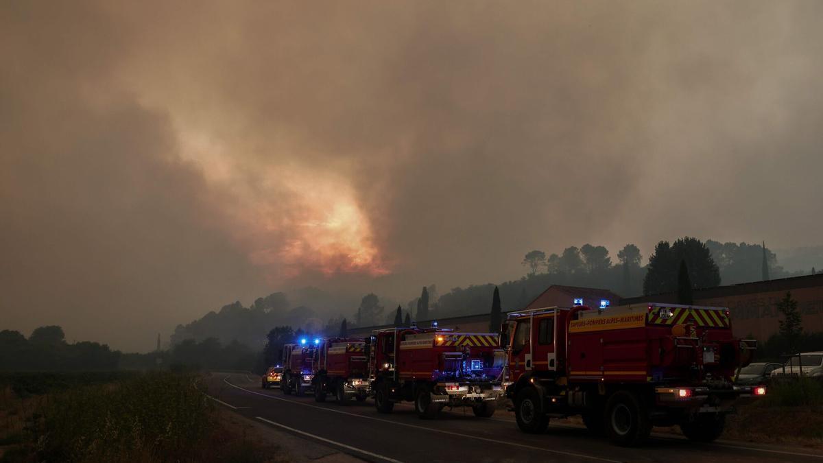 Vehículos de los bomberos se dirigen a Montfort-sur-Argens, en el sureste de Francia, para sofocar un incendio el pasado 31 de julio.