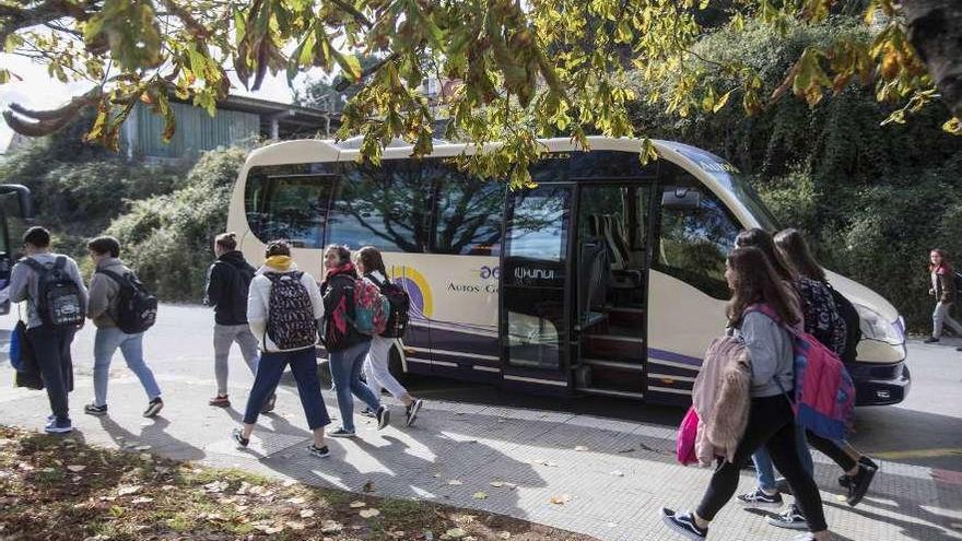 Estudiantes a la salida del instituto Mendiño, esperando el transporte escolar. // Cristina Graña