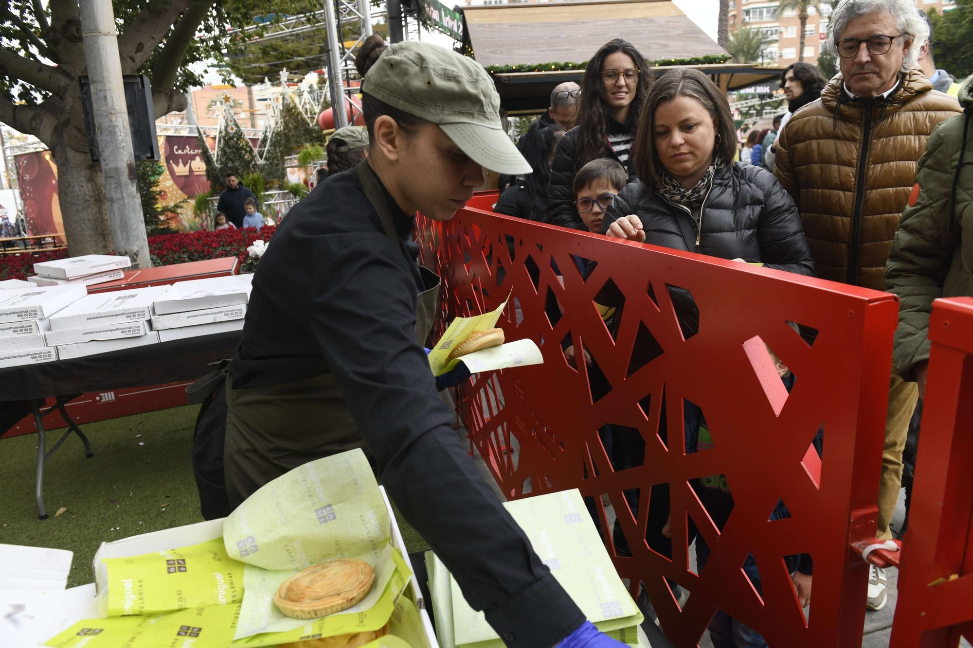 Reparto de pasteles de carne y marineras en la Plaza Circular de Murcia