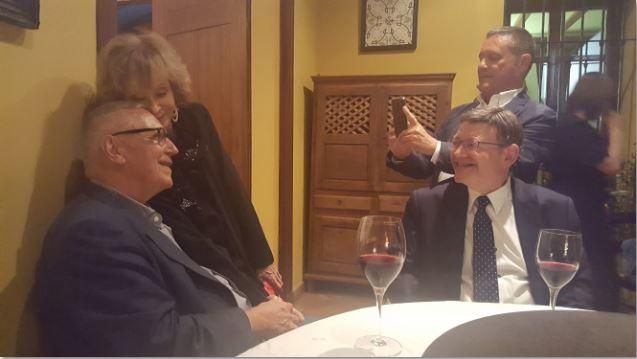 El presidente Puig conversa con Fernando Delgado ante el marido de éste, Pedro García-Reyes, y Teresa Fernández de la Vega.