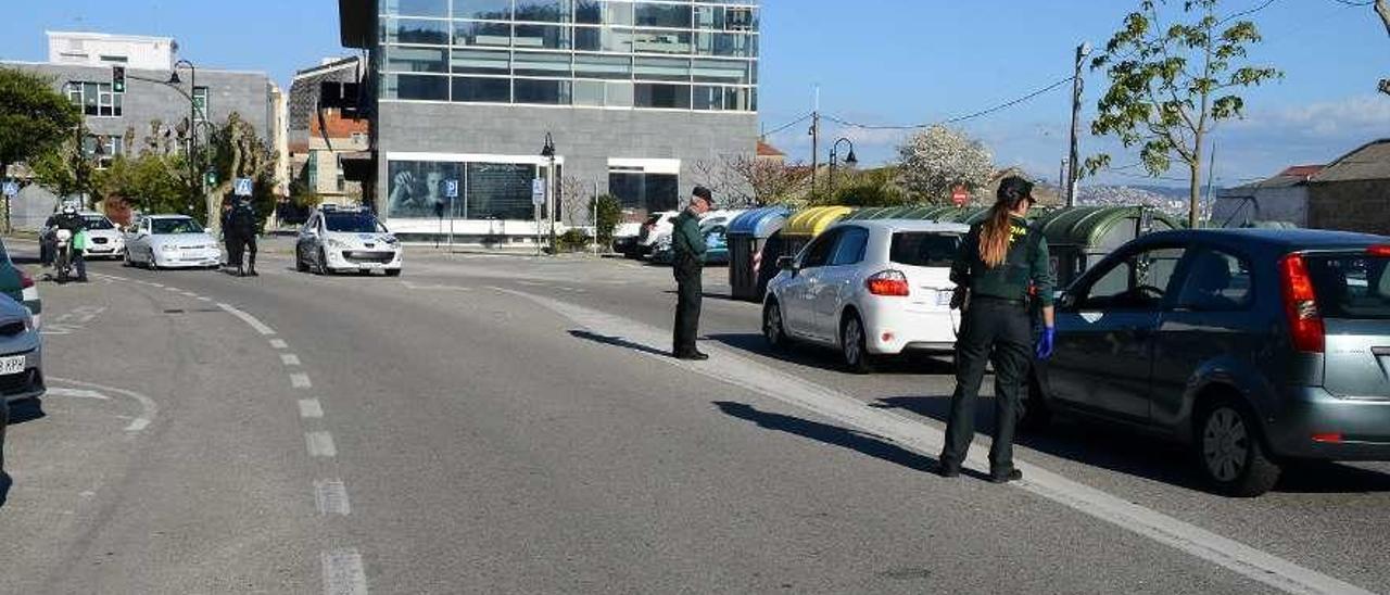 Un control de la Guardia Civil en el centro de Cangas durante el confinamiento. // Gonzalo Núñez