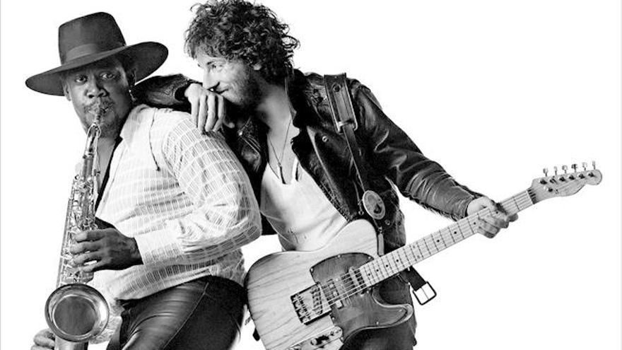 Clarence Clemons y  Bruce Springsteen, en  la foto utilizada en la portada de &#039;Born to run&#039;.