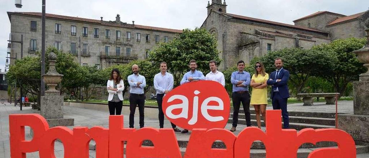 La nueva directiva de AJE Pontevedra se hizo una foto de familia, ayer, en A Ferrería. // Gustavo Santos