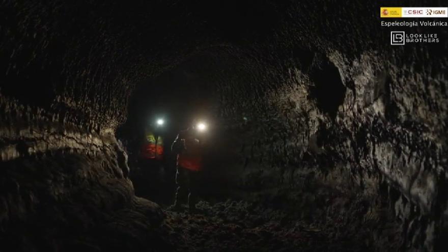 Espeleólogos acceden por primera vez a los tubos lávicos de La Palma