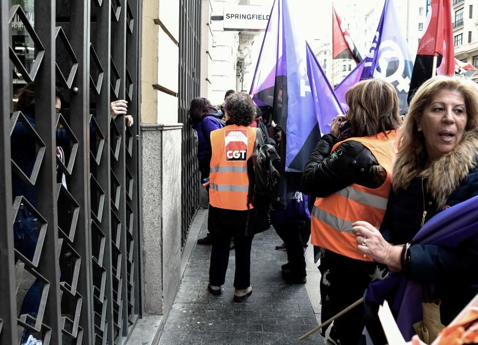 Una mujer cierra su comercio en Madrid por la presencia de piquetes.