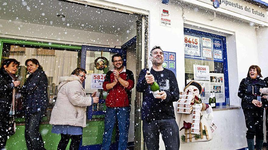Vecinos de Grañén celebrando que ha tocado 'El Gordo' a las puertas de la administración agraciada (22/12/2011)