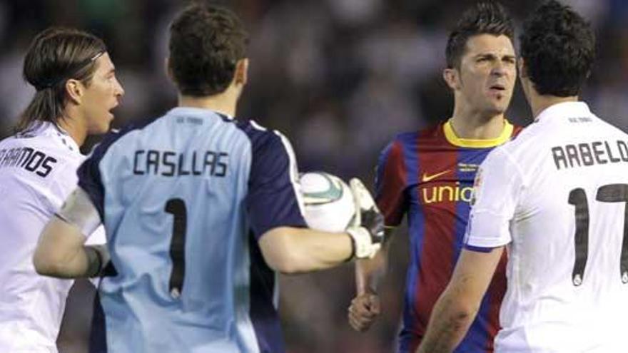 David Villa discute una jugada con  Sergio Ramos, Iker Casillas y Álvaro Arbeloa