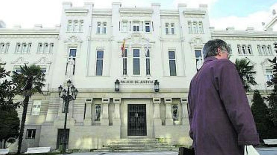 El Superior reconoce a una mujer de A Coruña el derecho a paro tras trabajar durante una excedencia por maternidad