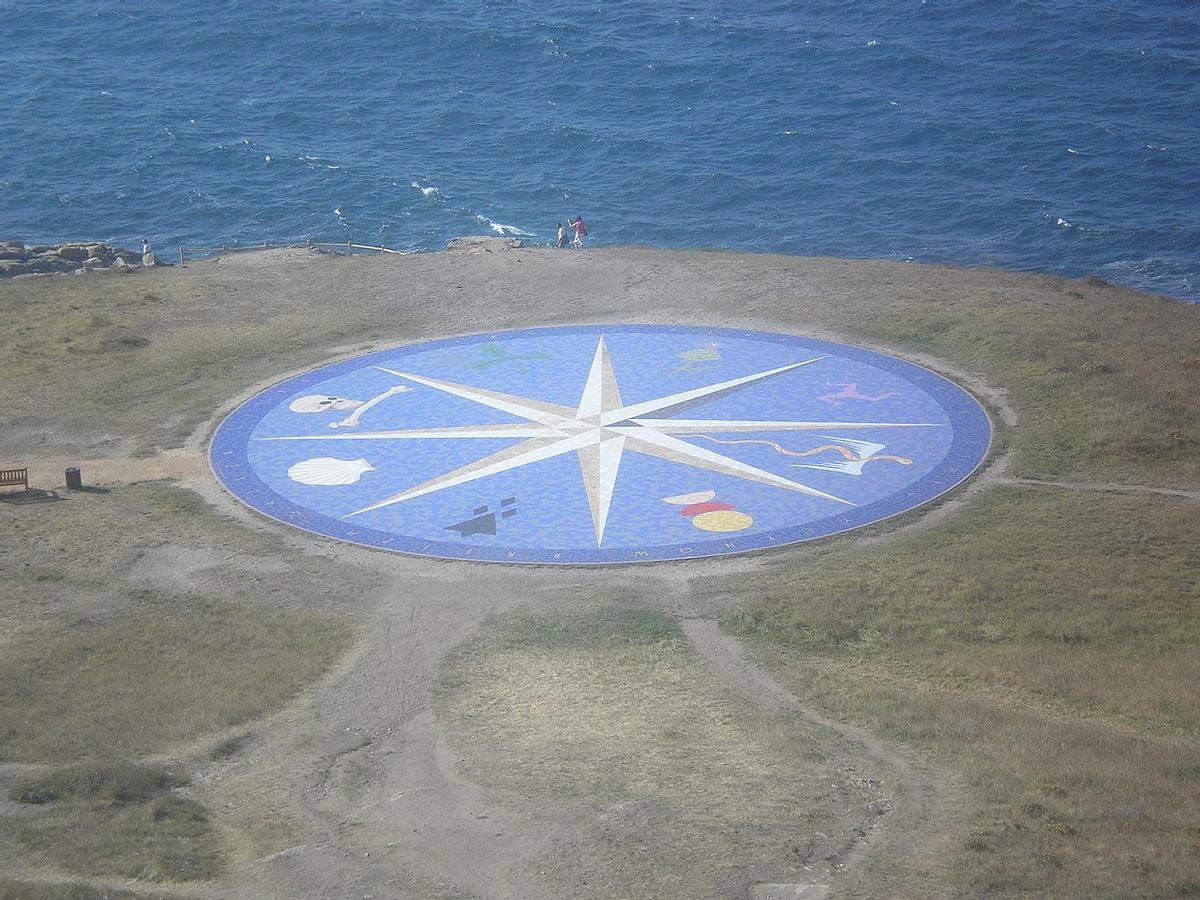 La &quot;Rosa de los 8 Vientos&quot; que se encuentra cerca de la &quot; Torre de Hércules &quot;, en A Coruña.