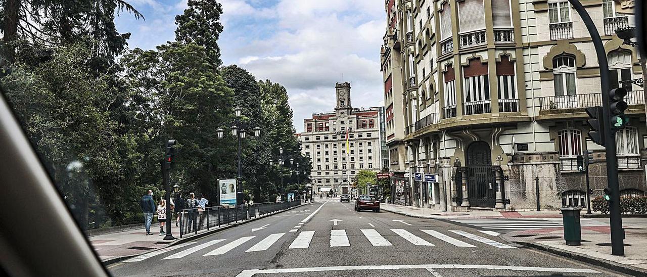 Un coche, circulando ayer por la calle Marqués de Santa Cruz, una de las que se verían afectadas por el plan de movilidad del Ayuntamiento. | Irma Collín