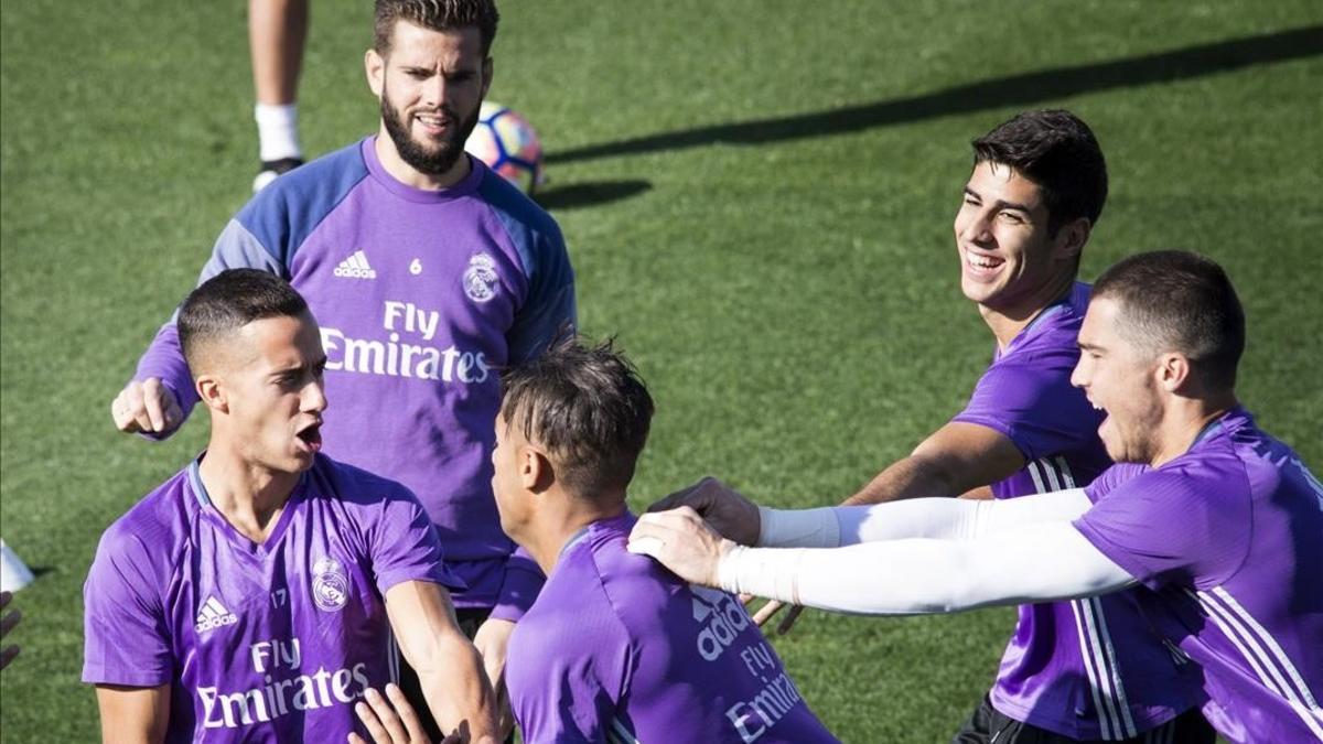 Lucas Vázquez, Nacho y Asensio, durante un entrenamieto del Madrid