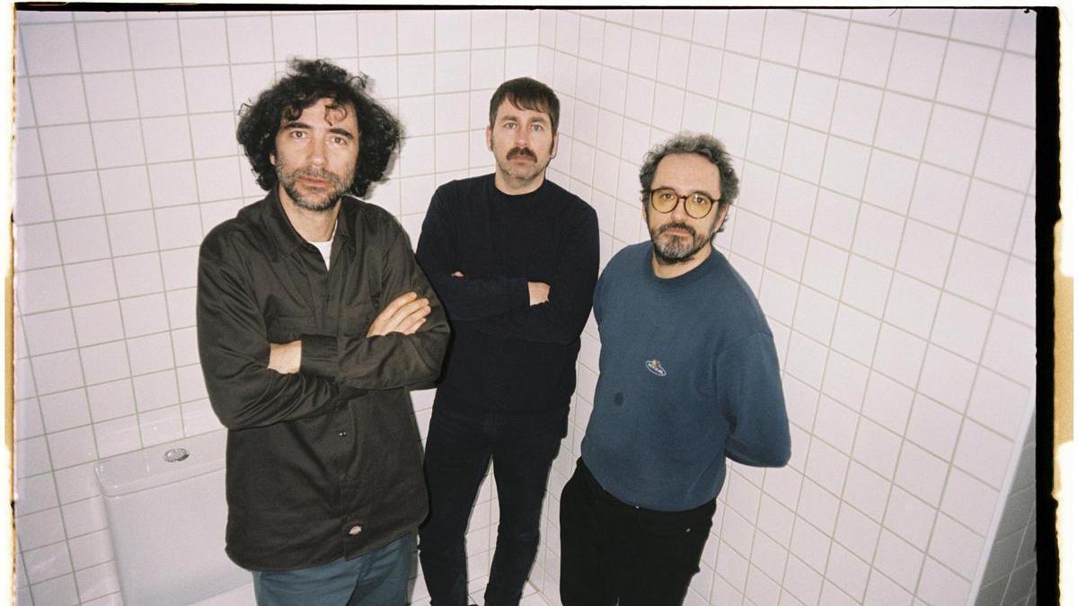 De izquierda a derecha, Yago Alcover (cantante y guitarrista) y Arnau Sanz (batería), Pol Rodellar (bajista) integrantes de "Mujeres".