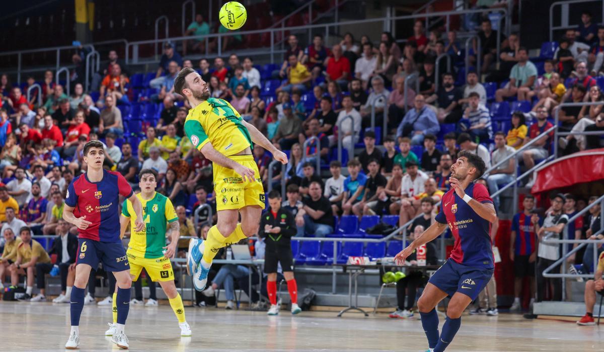 Míchel trata de cabecear la bola