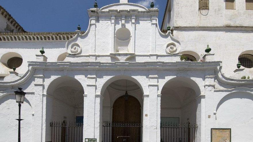 Aspecto que presenta la fachada principal de un edificio cuyos orígenes se remontan al siglo XVI.