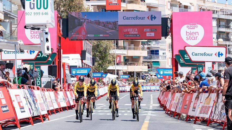 Llegada del Jumbo a meta con Marianne Vos, una de las favoritas a suceder a Van Vleuten (Movistar), campeona en 2022. | EFE