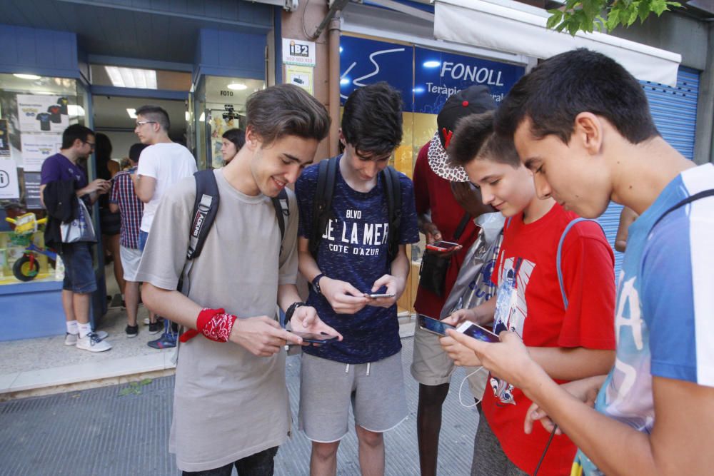 Més d'un centenar de persones es troben per caçar Pokémons a Salt