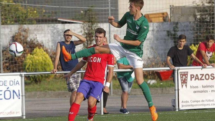 Un jugador del Choco presiona a un rival durante un partido. // Jorge Santomé