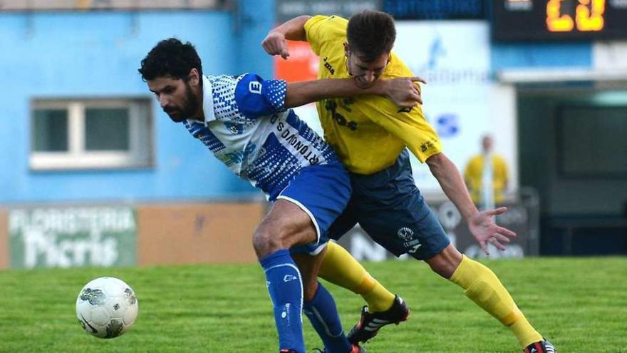 Un lance del derbi entre el Portonovo y el Sanxenxo disputado ayer. // Rafa Vázquez