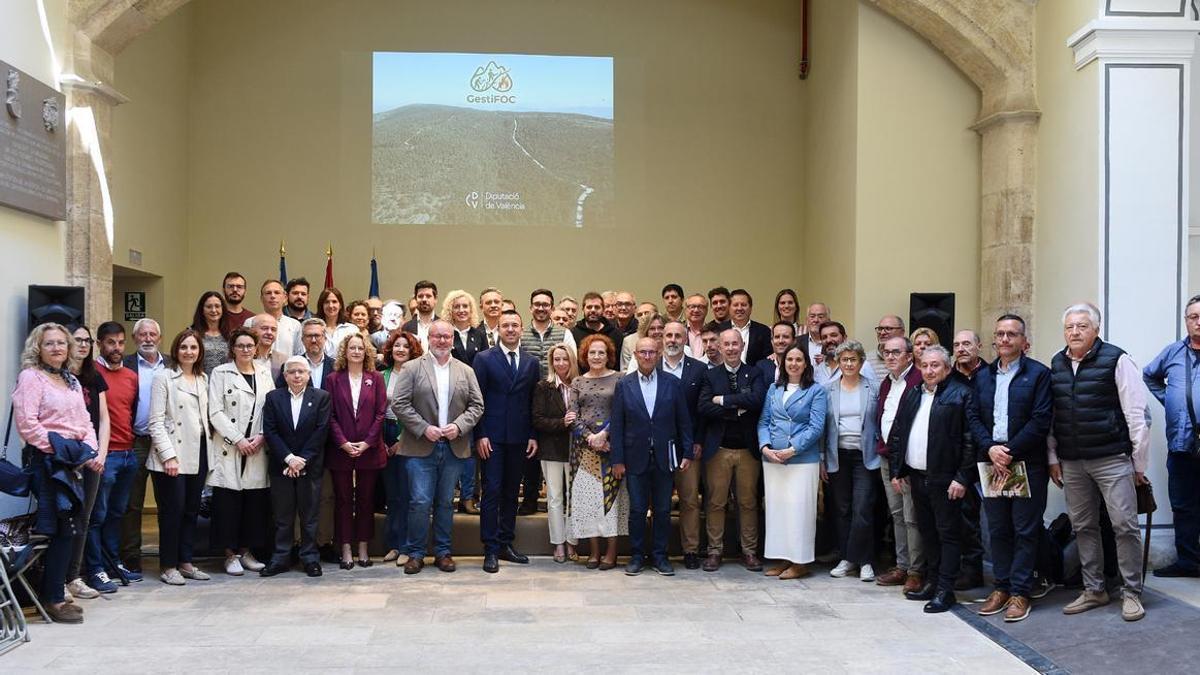Vicent Mompó y otros diputados con alcaldes y concejales de la Ribera.